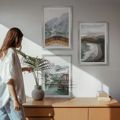 Sada obrazů do obývacího pokoje s motivem hor, jezera, lodi a pláže v krajině