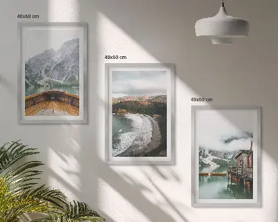 Sada obrazů do obývacího pokoje s motivem hor, jezera, lodi a pláže v krajině