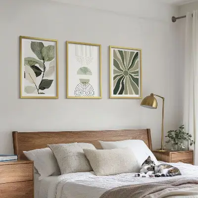 Sada 3 obrazů s rostlinnými motivy a geometrií v zelených tónech