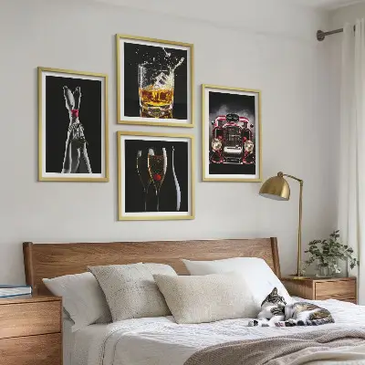Dekorativní sada obrazů dámské nohy, růžové auto a víno