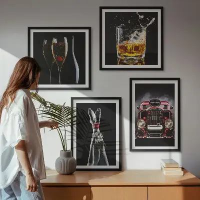 Dekorativní sada obrazů dámské nohy, růžové auto a víno