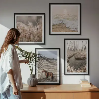 Moderní sada obrazů s motivem koní v krajině s mořskou trávou a lesem