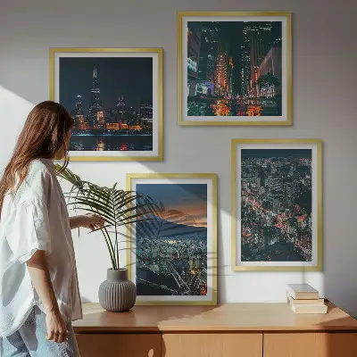Dekorativní sada obrazů výhled na hory a město v noci