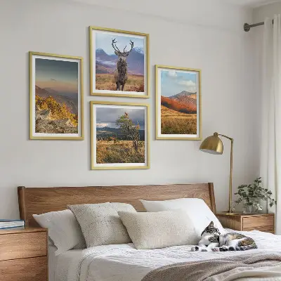 Moderní sada obrazů horská krajina s jelenem a trávou