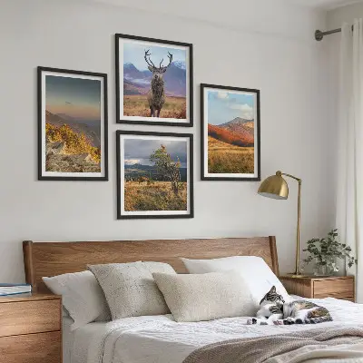 Moderní sada obrazů horská krajina s jelenem a trávou