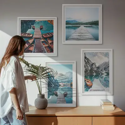 Moderní sada obrazů dřevěná mola u jezera s loděmi