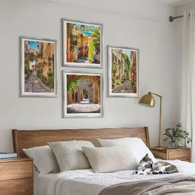 Moderní sada obrazů italské ulice s květinami a architekturou