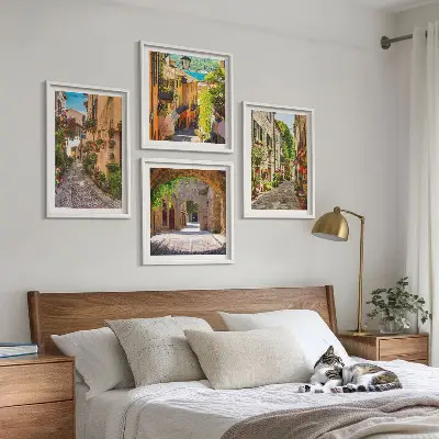 Moderní sada obrazů italské ulice s květinami a architekturou