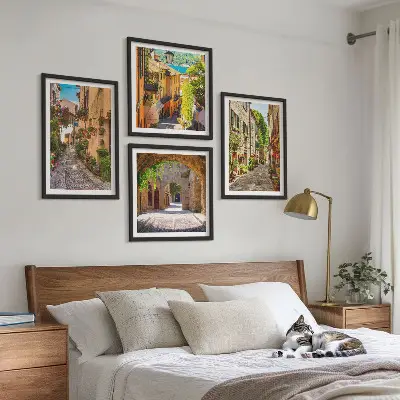 Moderní sada obrazů italské ulice s květinami a architekturou