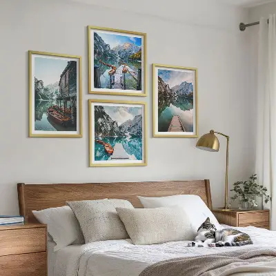 Moderní sada obrazů dřevěné lodě na horském jezeře
