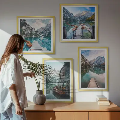 Moderní sada obrazů dřevěné lodě na horském jezeře