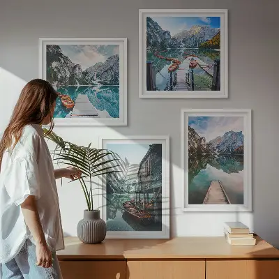 Moderní sada obrazů dřevěné lodě na horském jezeře