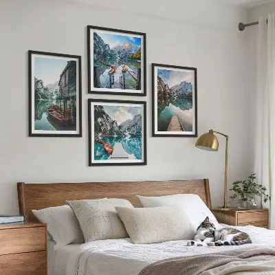 Moderní sada obrazů dřevěné lodě na horském jezeře