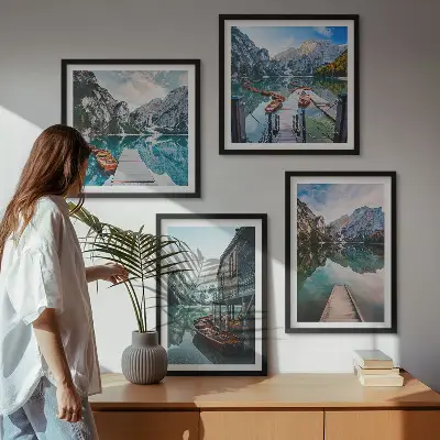 Moderní sada obrazů dřevěné lodě na horském jezeře
