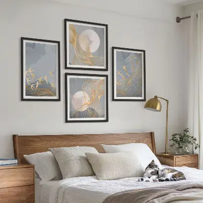 Moderní sada obrazů ptáci za letu na obloze s měsícem
