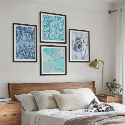 Moderní sada obrazů zimní les s modrými květy