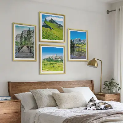 Moderní sada obrazů zelené kopce s hradem