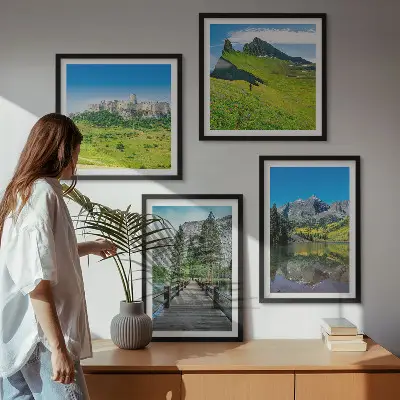 Moderní sada obrazů zelené kopce s hradem