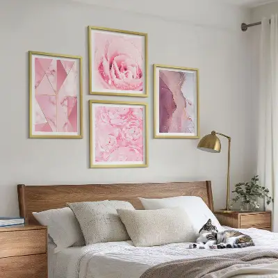 Moderní sada obrazů růžové geometrické pivoňky