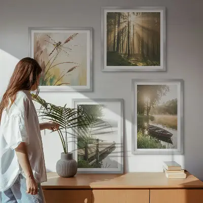 Moderní sada obrazů jezero s lesem a lodí v ranní mlze