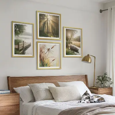 Moderní sada obrazů jezero s lesem a lodí v ranní mlze