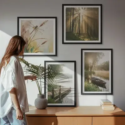Moderní sada obrazů jezero s lesem a lodí v ranní mlze