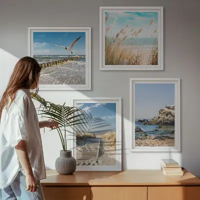 Dekorativní sada obrazů dřevěná cesta na pláži s útesy
