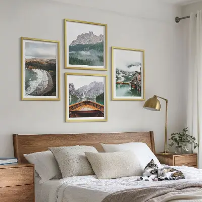 Moderní sada obrazů dřevěný dům a loď na horské pláži
