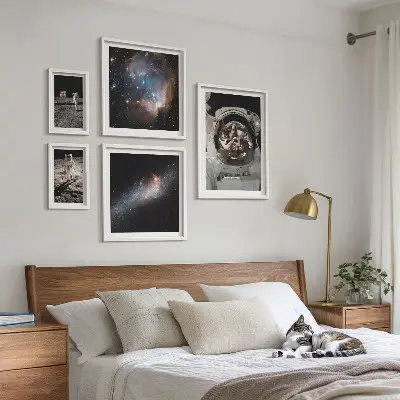 Astronauti přistávají na Měsíci poliptyk v rámu