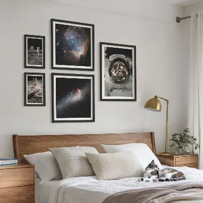 Astronauti přistávají na Měsíci poliptyk v rámu