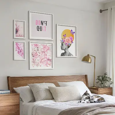 Sada obrazů do ložnice květinové motivy se ženou