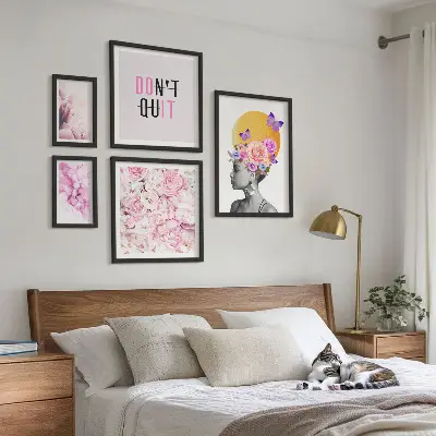 Sada obrazů do ložnice květinové motivy se ženou