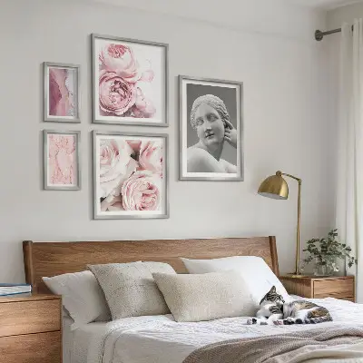 Sada obrazů do ložnice s klasickým motivem květinových soch