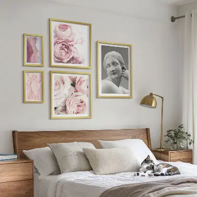 Sada obrazů do ložnice s klasickým motivem květinových soch