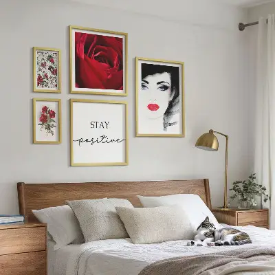 Sada obrazů do ložnice s portréty žen, květinami ve vintage stylu