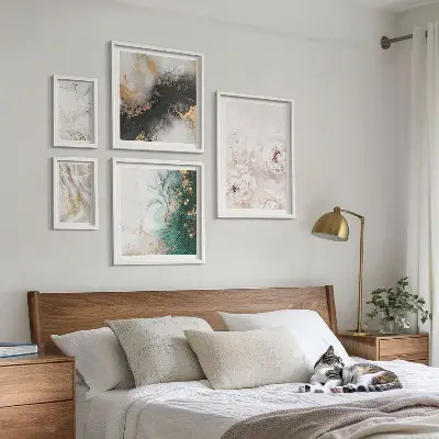 Sada obrazů do ložnice květinové akcenty s prvky abstraktní elegance