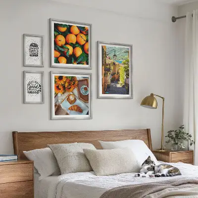 Sada obrazů do ložnice výhledy z kavárny do ulic