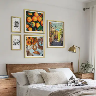 Sada obrazů do ložnice výhledy z kavárny do ulic