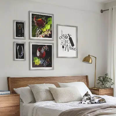 Sada obrazů do ložnice s motivem stylového vína a doplňků