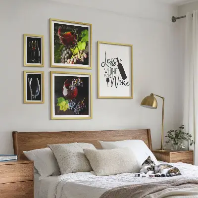 Sada obrazů do ložnice s motivem stylového vína a doplňků