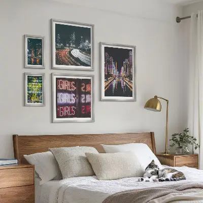 Sada obrazů do ložnice moderní město v neonových barvách v noci
