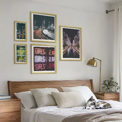 Sada obrazů do ložnice moderní město v neonových barvách v noci