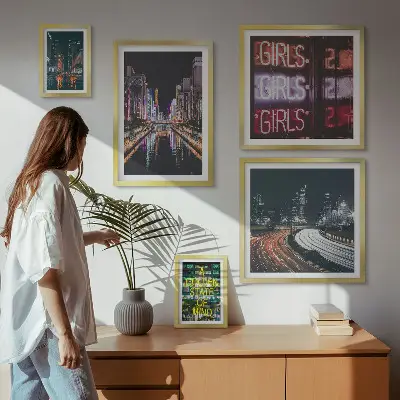 Sada obrazů do ložnice moderní město v neonových barvách v noci