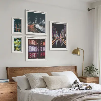 Sada obrazů do ložnice moderní město v neonových barvách v noci