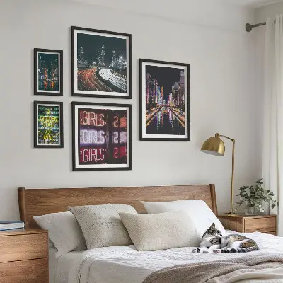Sada obrazů do ložnice moderní město v neonových barvách v noci