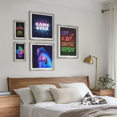 Poliptyk v rámu s motivem počítačových her v neonovém stylu