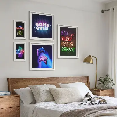 Poliptyk v rámu s motivem počítačových her v neonovém stylu