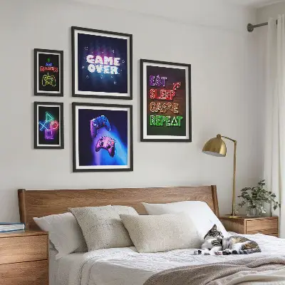 Poliptyk v rámu s motivem počítačových her v neonovém stylu