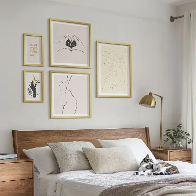 Poliptyk v rámu minimalistické vesmírné motivy