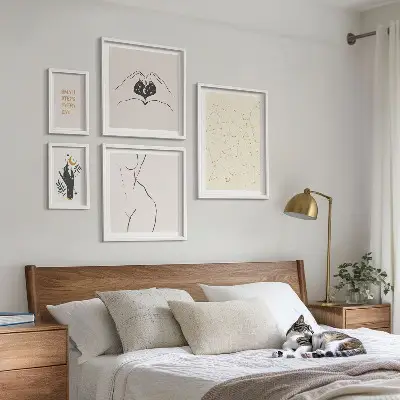 Poliptyk v rámu minimalistické vesmírné motivy
